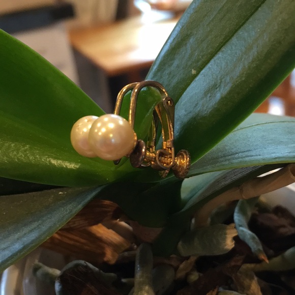 Vintage Jewelry - Vintage Clip on faux pearl earring, gold hardware